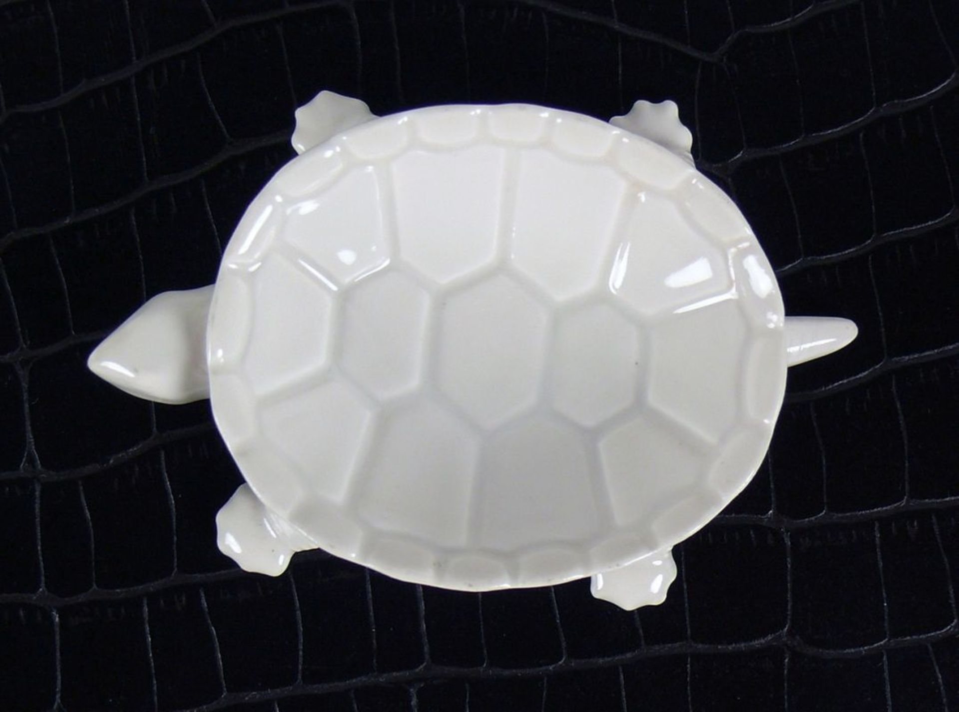 Kleine Schale (KPM Berlin, 20.Jh.) in Form einer Schildkröte; Weißporzellan; Bodenunterseite mit - Bild 2 aus 3