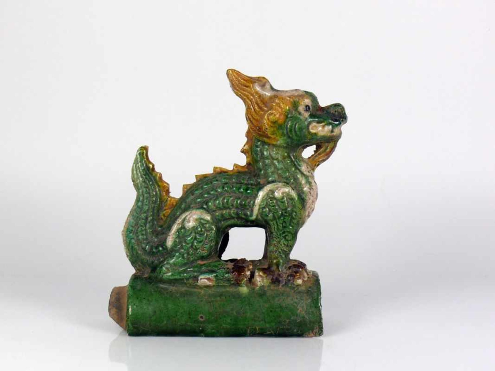 Dachreiter (China, Ming) in Form eines Drachens; Tonware, grün/gelb bemalt; 20 x 17,5 cm - Bild 4 aus 11