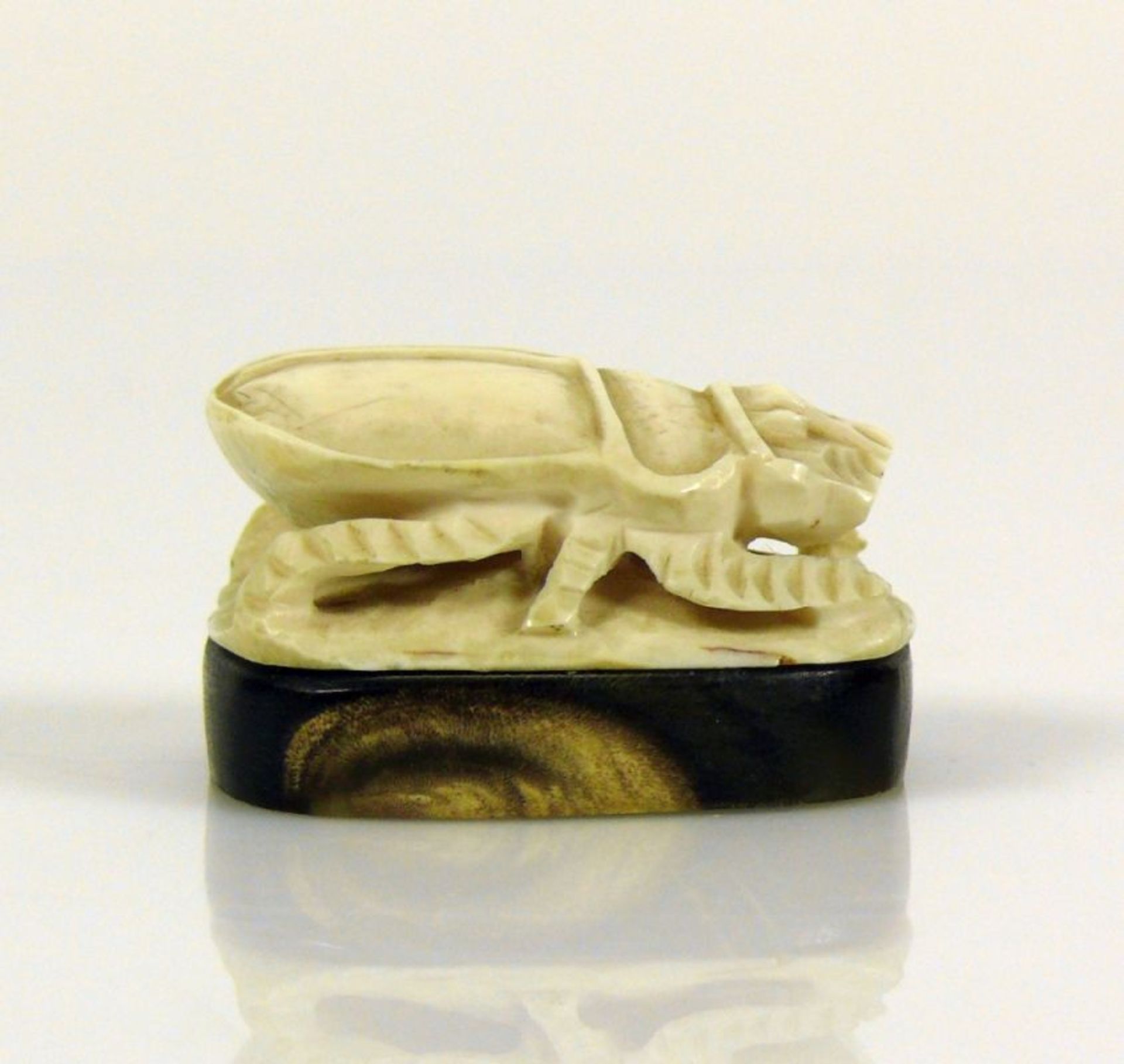Käfer (Japan, um 1900) Elfenbein; auf ovalem Sockel; 2,5 x 4,5 x 3 cm - Bild 4 aus 7