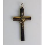 Kreuzanhänger 8ct GG; Kreuzmitte mit appliziertem Blütendekor und kleinem Perlenbesatz; 7 x 4 cm;