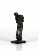 Leys, Achille (1873 Brügge - 1953 Gent) "Frau mit Rucksack" in gehender Haltung; Bronze, dunkelbraun