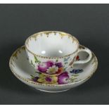 Tasse (Meissen, um 1800) mit UT; polychromer Blütendekor; Ränder ziervergoldet; UT mit leichtem