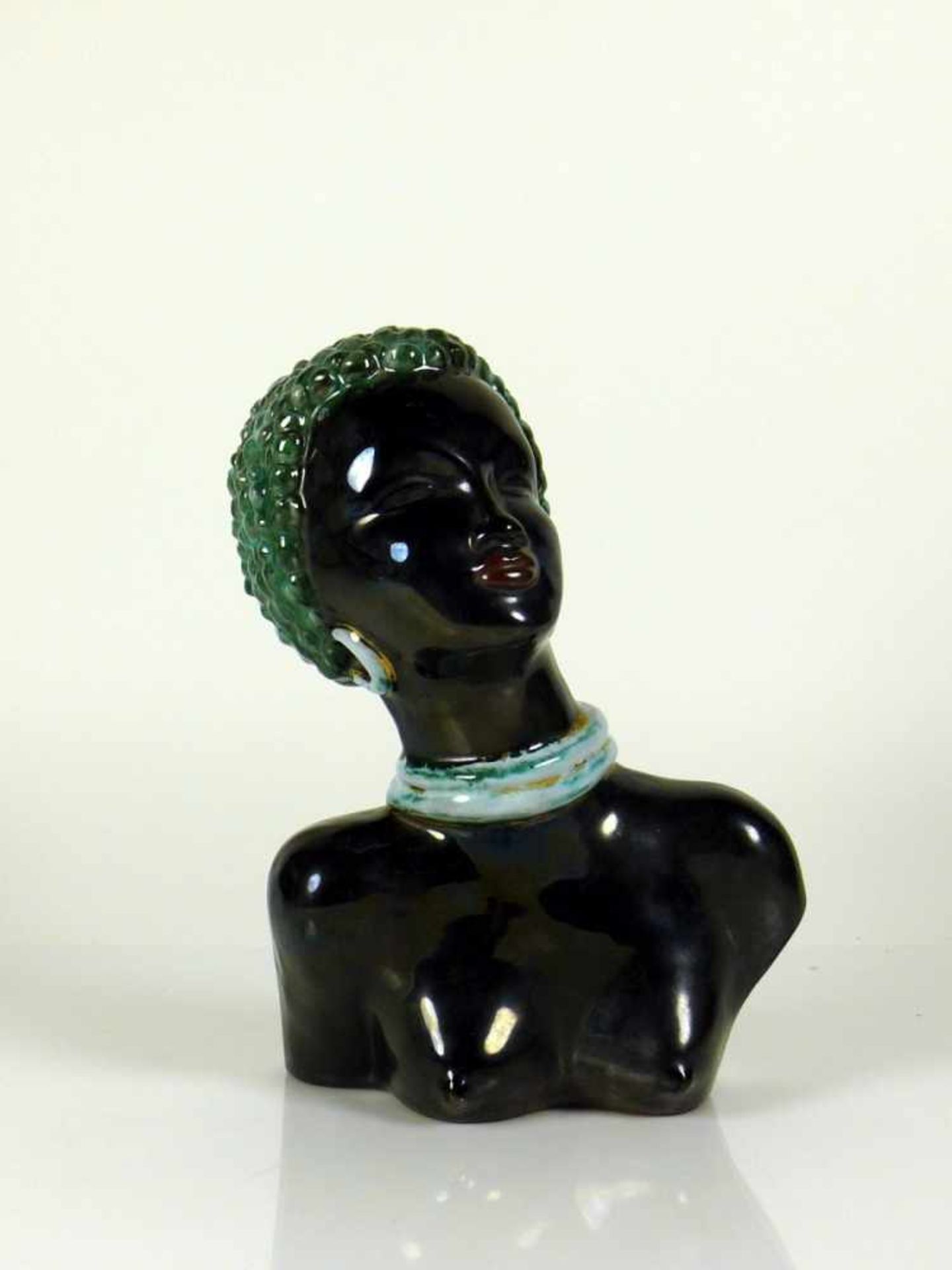 Afrikanerin "Büste"; Keramik, farbig gefasst; wohl Ungarn (Anfang des 20. Jh.) H: 24 cm
