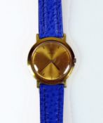 OMEGA-Armbanduhr flaches Gehäuse in 18ct GG; mit blauem Lederband; Glas mit Kratzer; D: 3,2 cm;