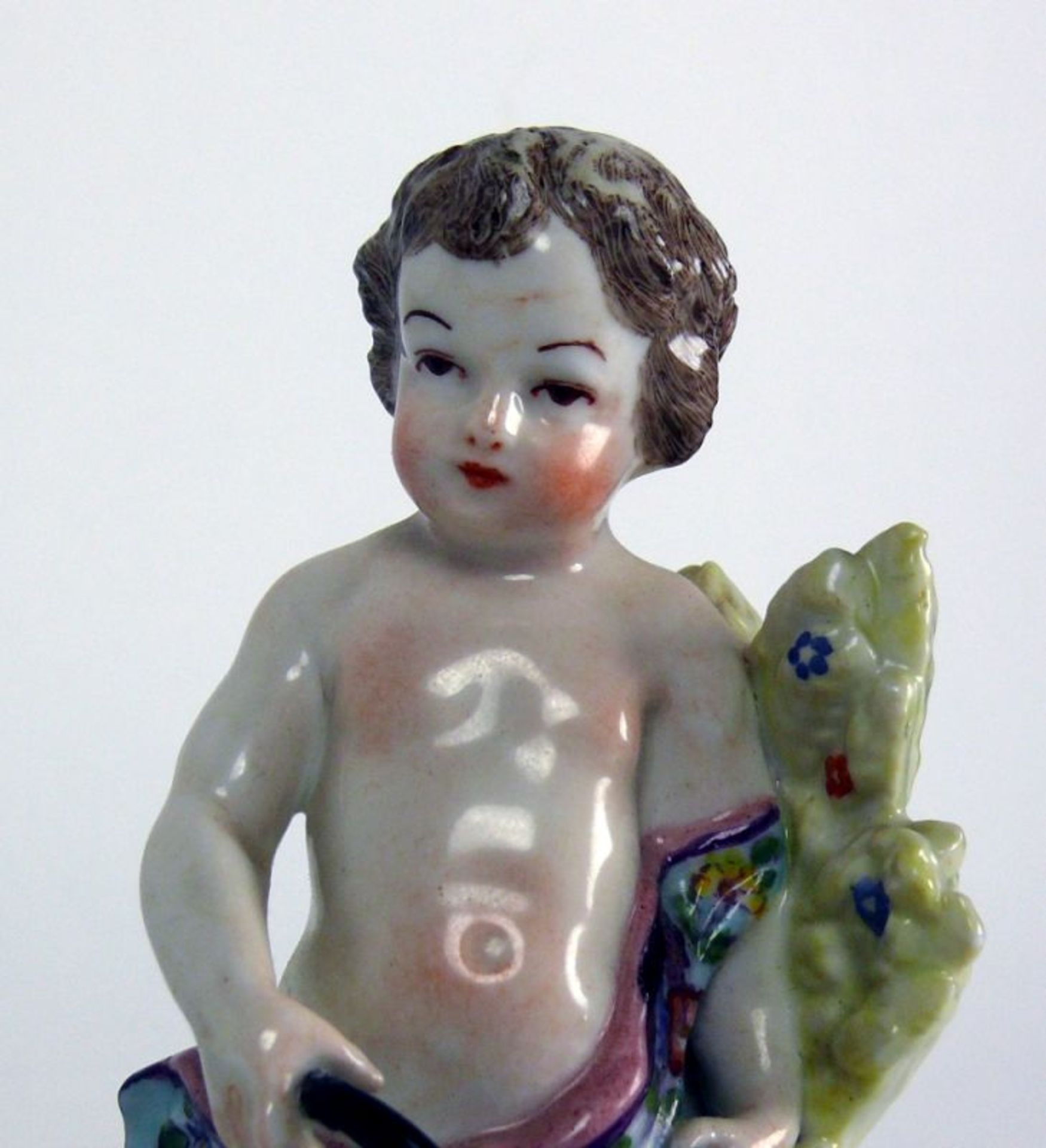 Porzellanfigur (1.H.20.Jh.) "Putto" mit Pflug; Porzellan farbig staffiert und unter Glasur bemalt; - Bild 3 aus 6