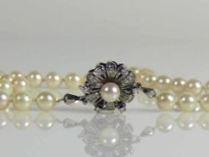 Perlenhalskette Verschluss in 14ct WG in Blütendekor besetzt mit 6 kleinen Brillanten von zus. ca.