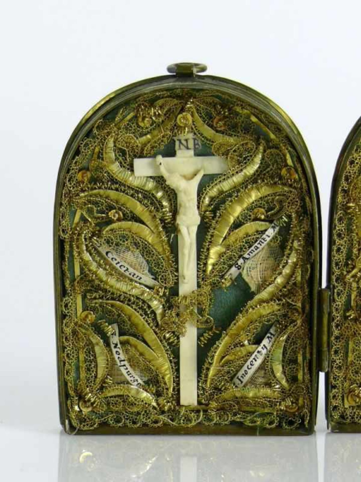 Kleiner Reliquien-Reisealtar (19.Jh.) aufklappbares Messinggehäuse; Deckel fein floral verziert; - Bild 3 aus 5