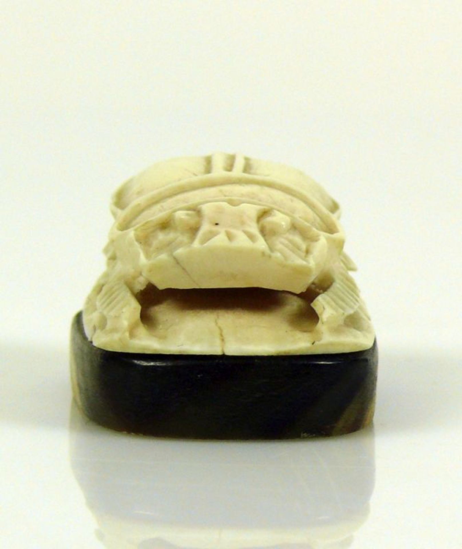 Käfer (Japan, um 1900) Elfenbein; auf ovalem Sockel; 2,5 x 4,5 x 3 cm - Bild 5 aus 7