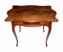 Tisch (19.Jh.) Nussbaum; geschwungene Beine und Platte; 1 Schublade; leicht zu restaurieren; 74 x