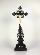 Christuskreuz (19.Jh.) Holz; Kreuz und Sockel mit floral geschnitztem Dekor; Christus in Bein; H: 55