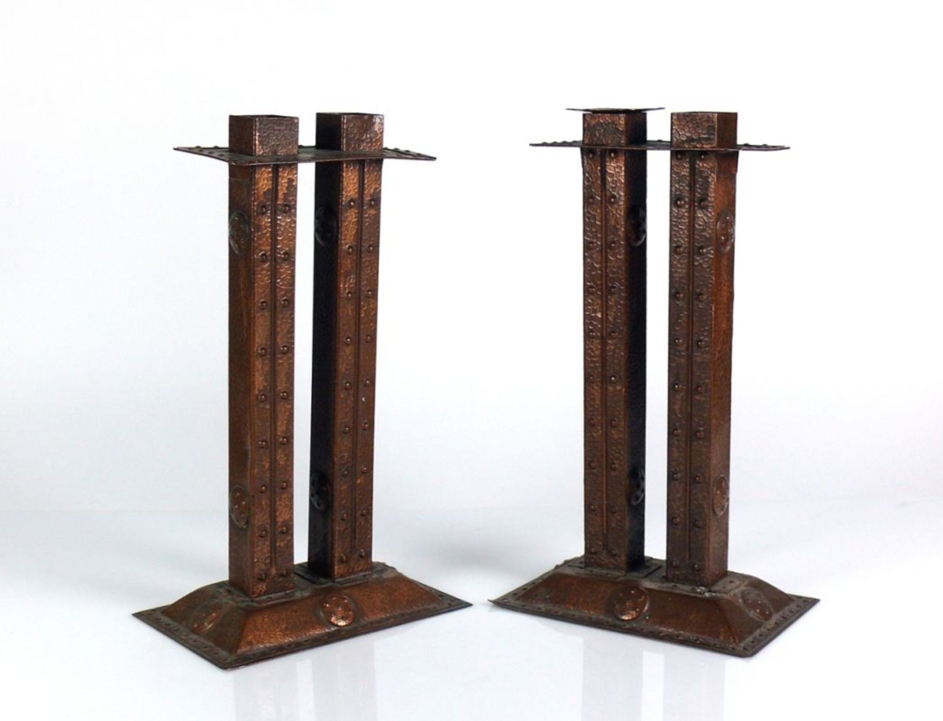Paar Kerzenleuchter (Anfg. 20.Jh., Darmstadt?) Kupfer; jeweils auf rechteckigem, erhöhtem Stand; nur