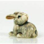 Netsuke (Japan, um 1900) "Hase" den Kopf nach hinten gewendet, sitzend; Elfenbein; geritzt und