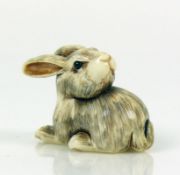 Netsuke (Japan, um 1900) "Hase" den Kopf nach hinten gewendet, sitzend; Elfenbein; geritzt und