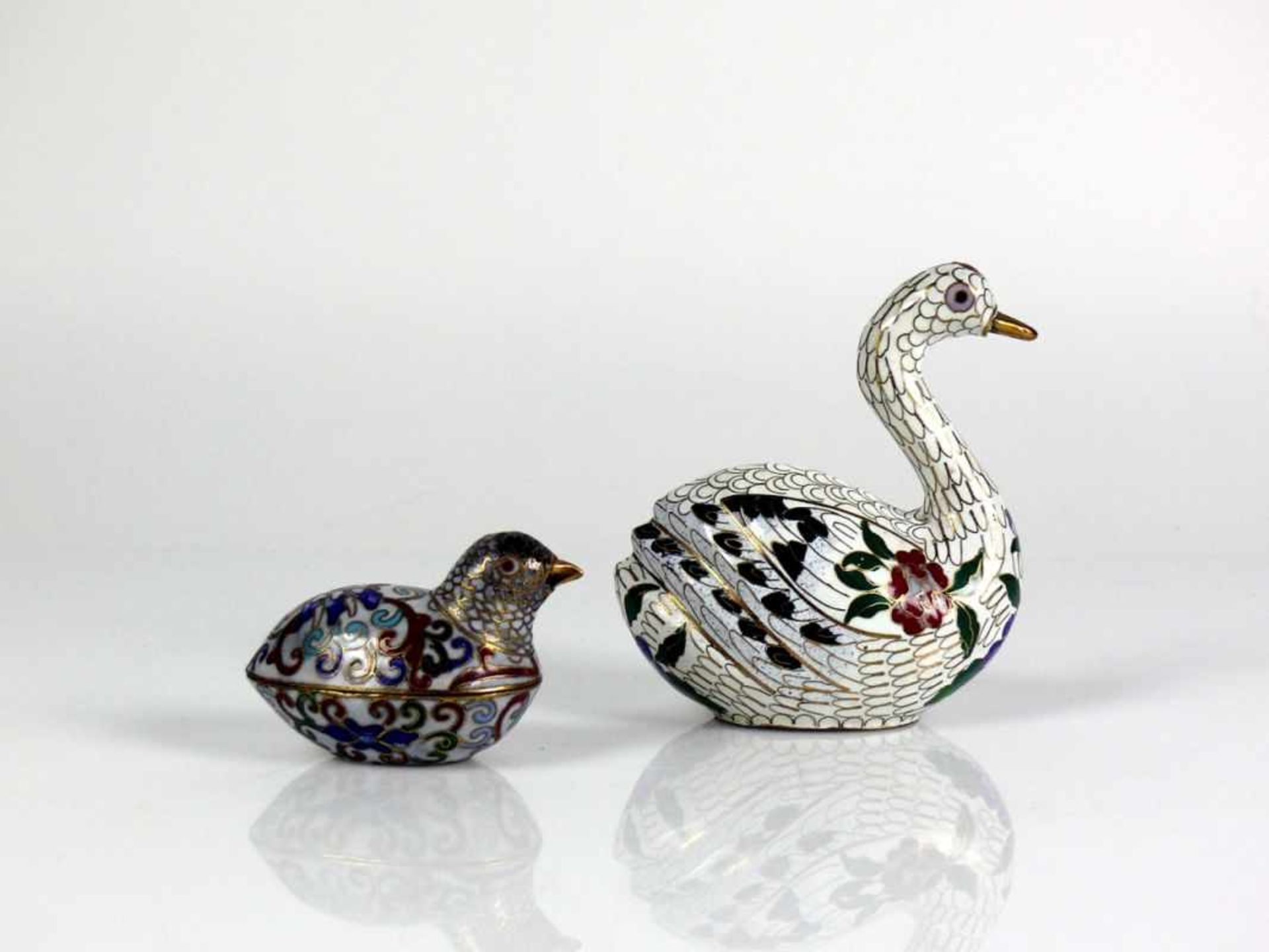 2 Cloisonné-Tiere farbiger Emaildekor auf hellem Grund; 1x Schwan, 1x Vogel als Deckeldose; H: 9,5