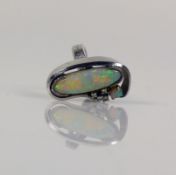 Damenring 18ct WG; besetzt mit großem, ovalem Opal (2,5 x 1 cm) sowie weiterem kleinen Opal u. 4