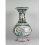 Cloisonné-Vase (China) auf grünem Grund weiße Reserven mit farbigem Blütendekor; H: 30 cm; D: 12 cm