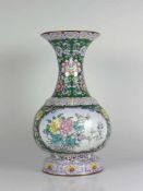 Cloisonné-Vase (China) auf grünem Grund weiße Reserven mit farbigem Blütendekor; H: 30 cm; D: 12 cm