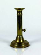 Biedermeier-Kerzenleuchter (1.H.19.Jh.) Messing; mit Kerzenschieber; zyl. Korpus; runder Stand; H: