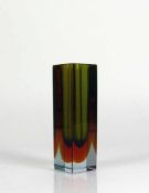 MURANO-Vase (Mitte 20.Jh.) farbloses Glas mit ocker- und grünfarbenem Unterfang; quadratischer