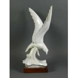 Möwe (Meissen, um 1930) über Woge schwebend; Weißporzellan; Entwurf Max Esser; H: 39 cm; bl.