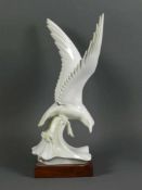 Möwe (Meissen, um 1930) über Woge schwebend; Weißporzellan; Entwurf Max Esser; H: 39 cm; bl.