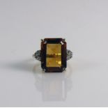 Damenring 14ct GG; besetzt mit rechteckigem Goldtopas (1,7 x 1,2 x 0,6 cm); seitlich jeweils 3