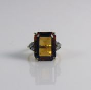 Damenring 14ct GG; besetzt mit rechteckigem Goldtopas (1,7 x 1,2 x 0,6 cm); seitlich jeweils 3