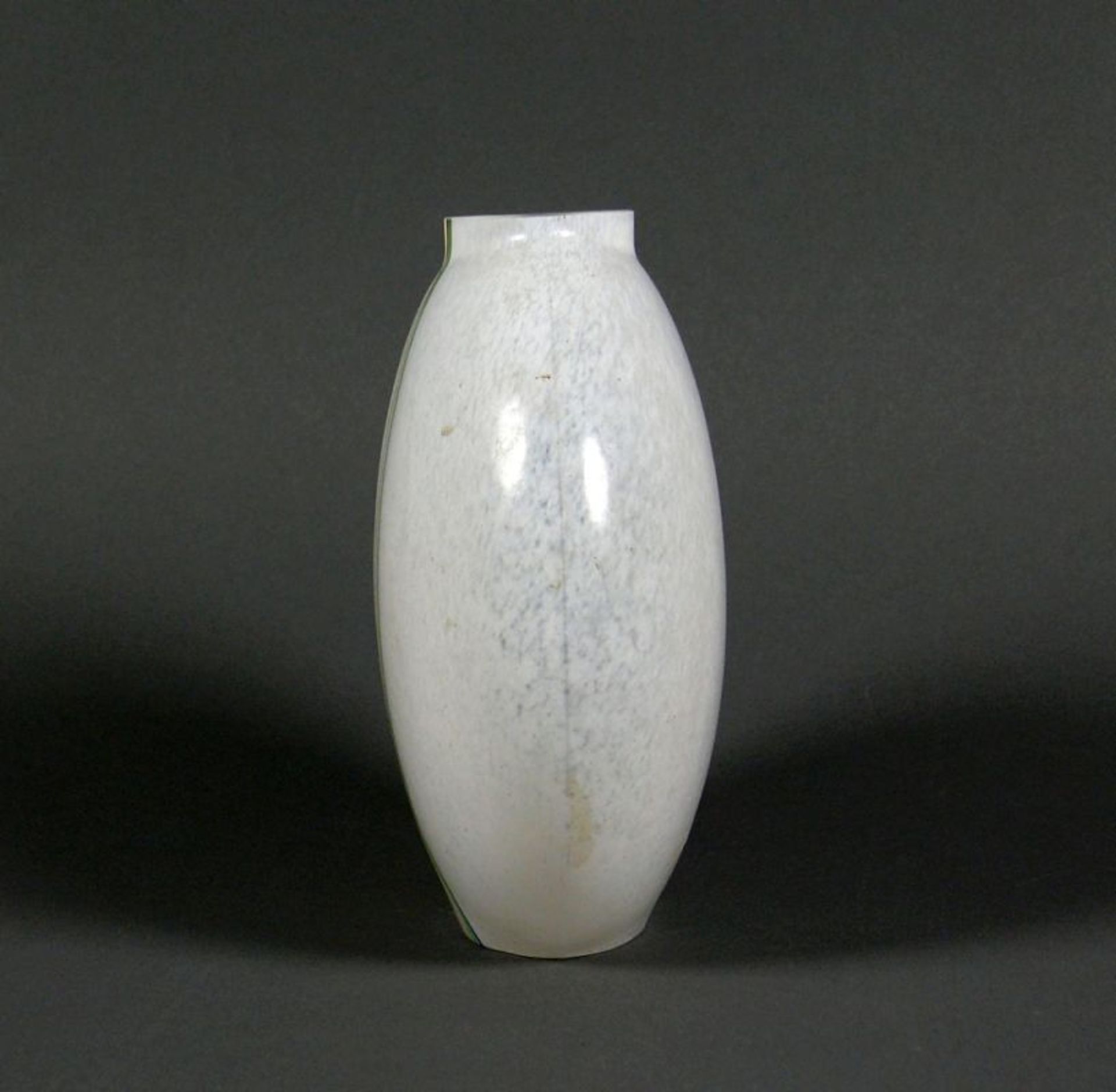 Vase (Kosta Boda, 2.H.20.Jh.) gequetschte Kugelform; fleckig weiß unterfangen; front- und rückseitig - Bild 2 aus 4