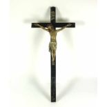 Christuskreuz (19.Jh.) Christus geschnitzt und farbig gefasst an geschwärztem Holzkreuz; H: 76 cm