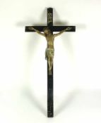 Christuskreuz (19.Jh.) Christus geschnitzt und farbig gefasst an geschwärztem Holzkreuz; H: 76 cm