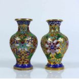 Paar kleine Cloisonné-Vasen (20.Jh.) farbiger, floraler Emaildekor; H: je 10 cm