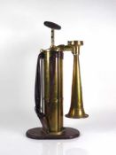 Nebelhorn (1.H.20.Jh.) Messinggehäuse auf ovalem Holzsockel; Luft-Pumpzylinder mit Trompete;