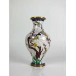 Cloisonné-Vase mittig gebauchter Korpus mit tailliert gestrecktem Hals; auf weißem Grund farbiger