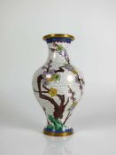 Cloisonné-Vase mittig gebauchter Korpus mit tailliert gestrecktem Hals; auf weißem Grund farbiger