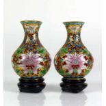 Paar kleine Cloisonné-Vasen jeweils farbiger Blütendekor; jeweils auf Holzsockel; H: je 8 cm (ohne