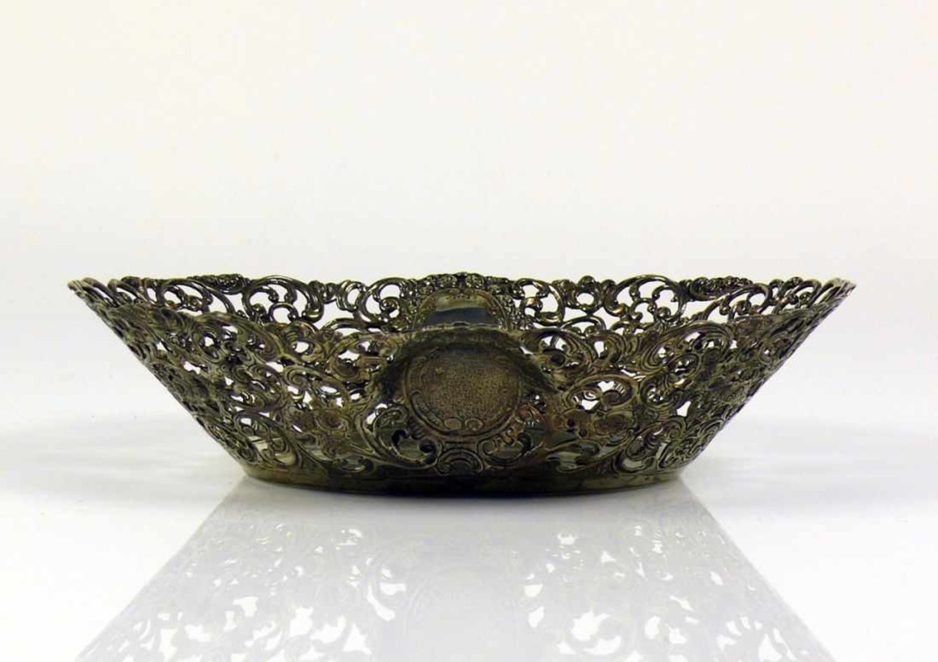 Kleine Zierschale (1.H.20.Jh.) Silber 835; ovale Form; schräg gestellter, floral durchbrochener - Bild 2 aus 3