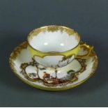 Tasse (Meissen, um 1740) mit dazugehöriger UT; Wandung sowie Unterseite der UT mit hellgelbem