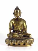 Buddha SHAKYAMUNI (Tibetochinesisch, 19./20.Jh.) Bronze; auf Lotussockel sitzend; die rechte Hand in