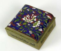 Cloisonné-Deckeldose (China) Messing; Deckeloberseite mit farbigem Floraldekor; 4 x 8,5 x 7,5 cm