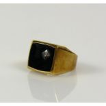 Herrenring 14ct GG; mit schwarzem Lagenstein und kleinem, eingesetztem Splitter; Ringgr. 60