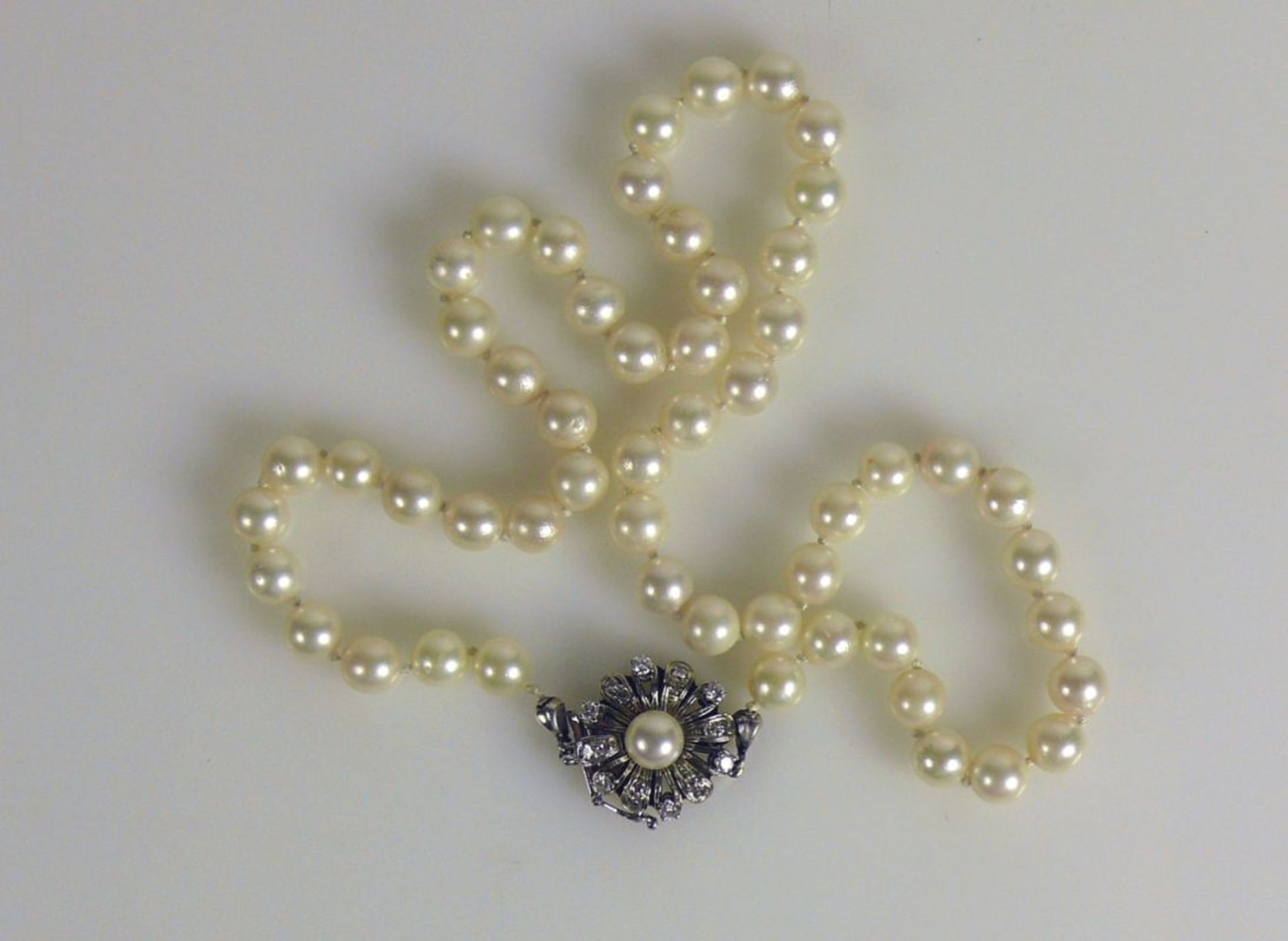 Perlenhalskette Verschluss in 14ct WG in Blütendekor besetzt mit 6 kleinen Brillanten von zus. ca. - Bild 2 aus 2