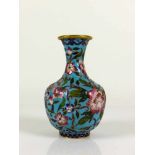 Cloisonné-Vase (20.Jh.) auf hellblauem Grund farbiger, emaillierter Blütendekor; H: 15 cm