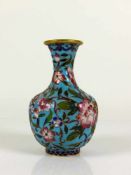 Cloisonné-Vase (20.Jh.) auf hellblauem Grund farbiger, emaillierter Blütendekor; H: 15 cm