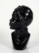 Afrikanerin (20.Jh.) schwarzer Stein; Kopf zur Seite gewandt; Kopftuch; H: 22 cm