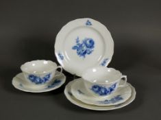 Paar Gedecke (Meissen, 20.Jh.) blaue Blumen mit Insekten; 2 Tassen mit UT und Kuchenteller; bl.