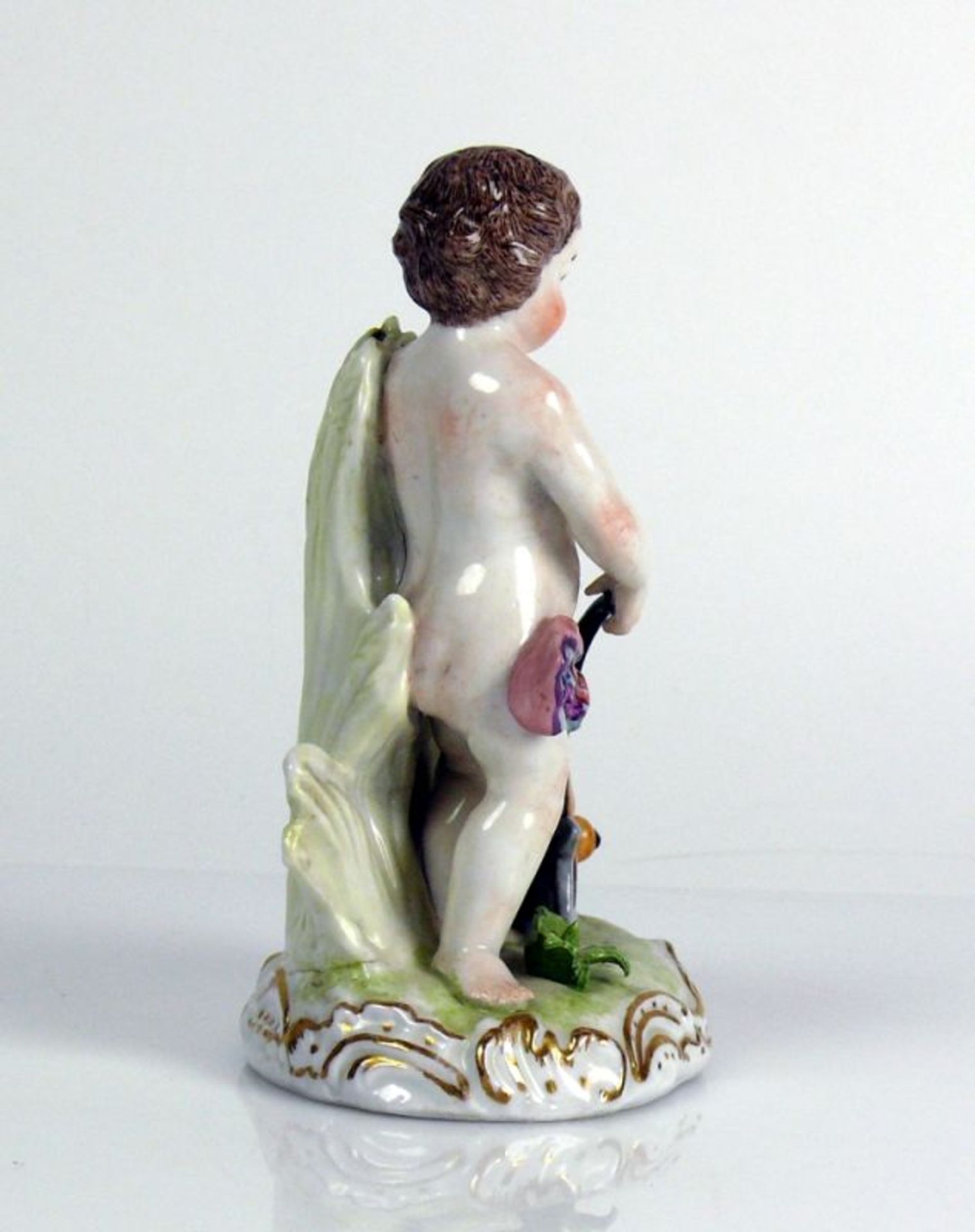 Porzellanfigur (1.H.20.Jh.) "Putto" mit Pflug; Porzellan farbig staffiert und unter Glasur bemalt; - Bild 5 aus 6