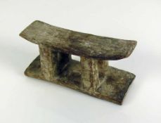 Nackenstütze Holz geschnitzt; 8 x 17,5 x 6 cm