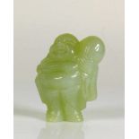 Jade-Buddha zartes, helles grün; lachend mit Glücksack; H: 8 cm
