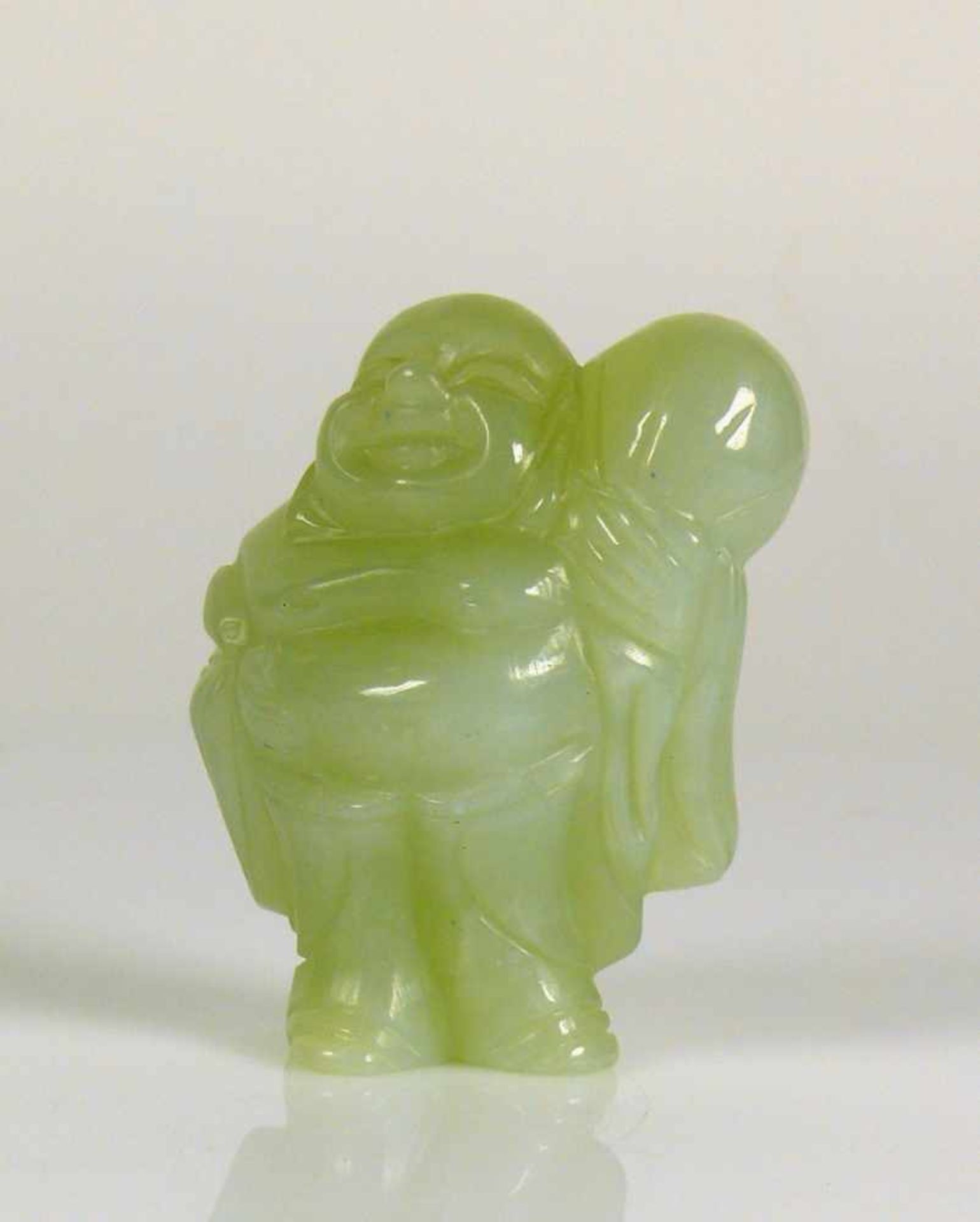 Jade-Buddha zartes, helles grün; lachend mit Glücksack; H: 8 cm