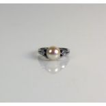 Damenring 14ct WG; besetzt mit zentraler Zuchtperle und seiltich jeweils kleinem Brillant; 5g;